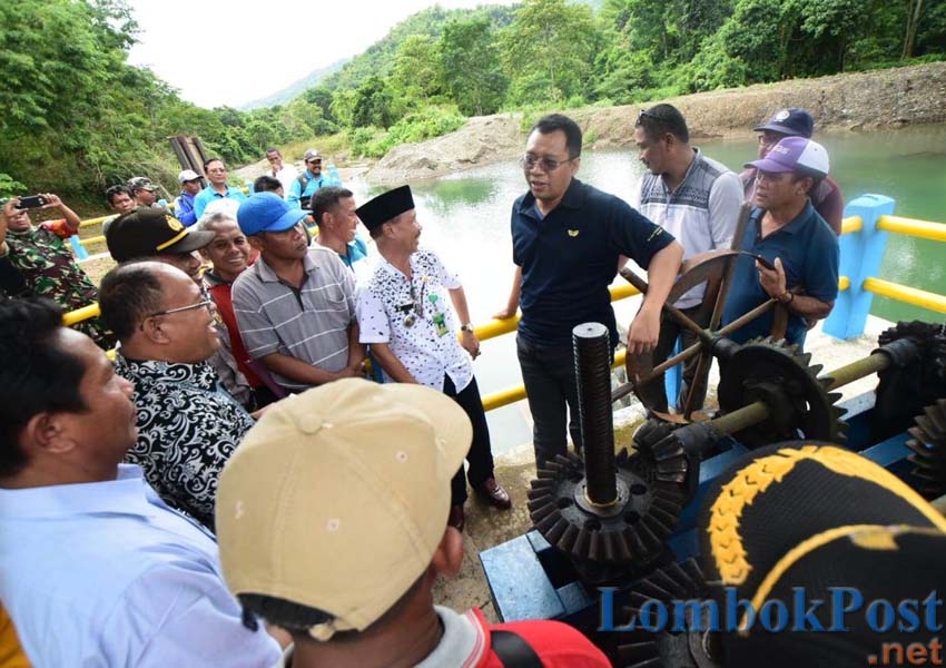 TURUN TANGAN: Gubernur NTB H Zulkieflimansyah saat meninjau langsung Embung Elang Emas di Kecamatan Jereweh yang mengalami pendangkalan parah akibat sedimentasi, Jumat (8/3).