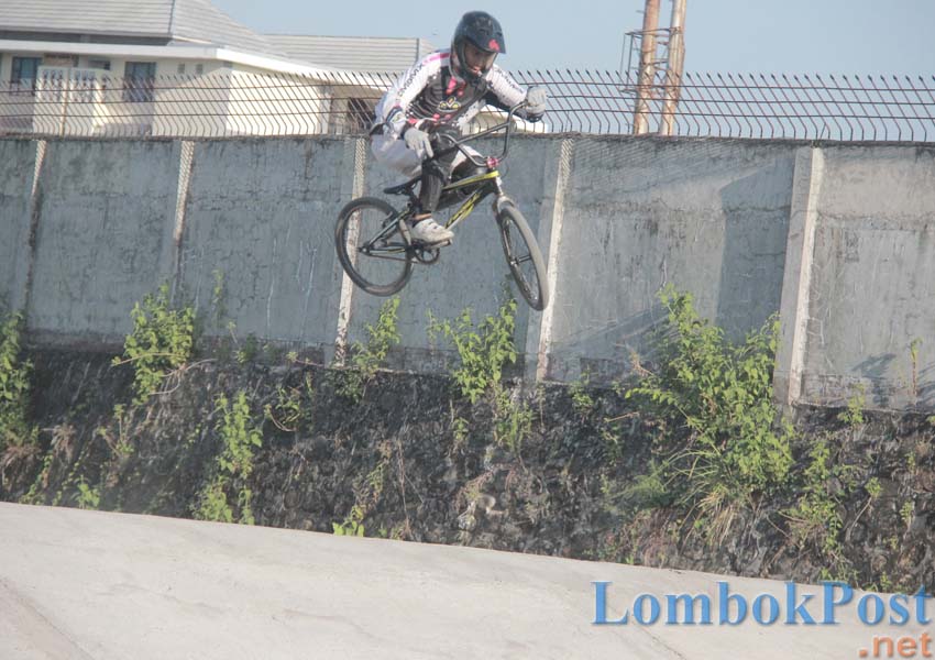 DISIAPKAN KE PRA-PON: Salah satu pembalap sepeda BMX NTB latihan di Sirkuit BMX GOR 17 Desember Mataram, pekan lalu.