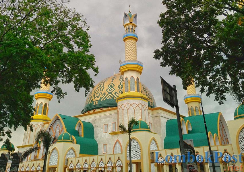 MASJID TERBESAR: tampak depan Islamic Center NTB di Mataram beberapa waktu lalu. Lokasi ini pernah menjadi  venue utama MTQ Nasional 2016 lalu.