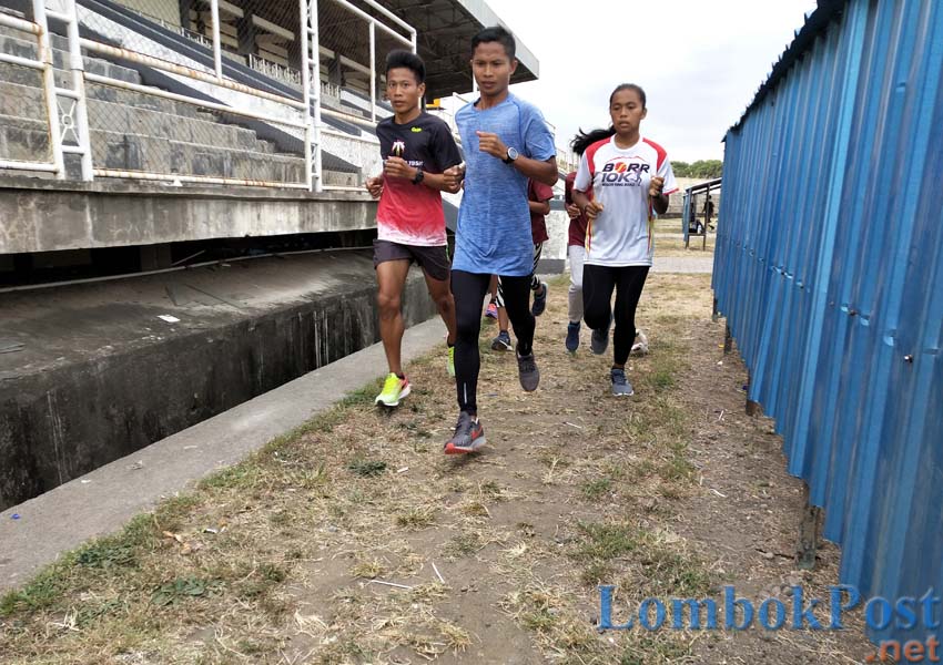 PERSIAPAN: Pelari jarak jauh NTB Ridwan menjalankan program latihan di GOR 17 Desember Mataram, pekan lalu.