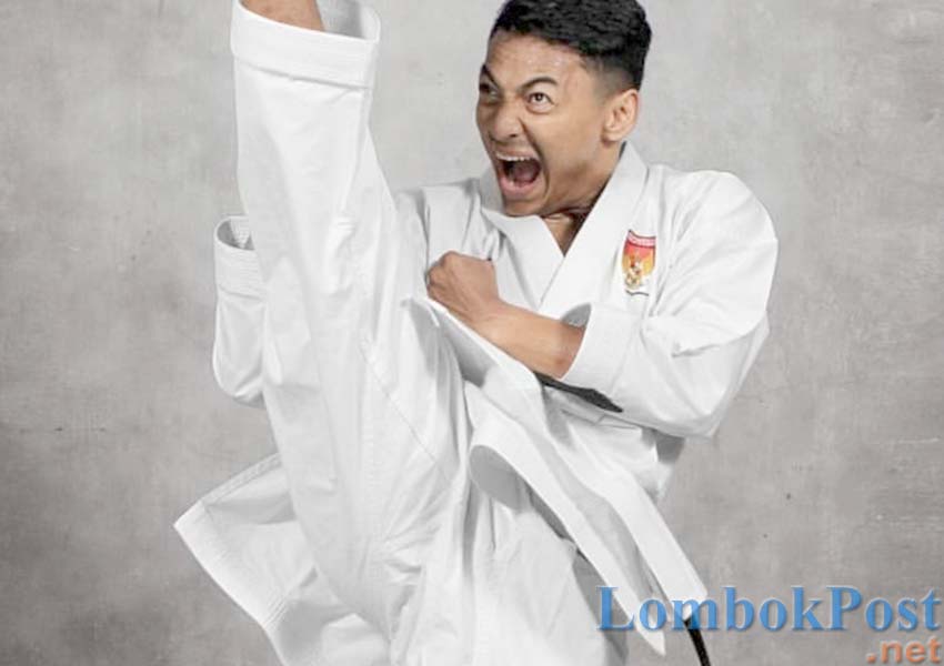 SEMPURNA: Karateka NTB Ahmad Zigi Zaresta Yuda menendang saat mengambil potret foto, pekan lalu.