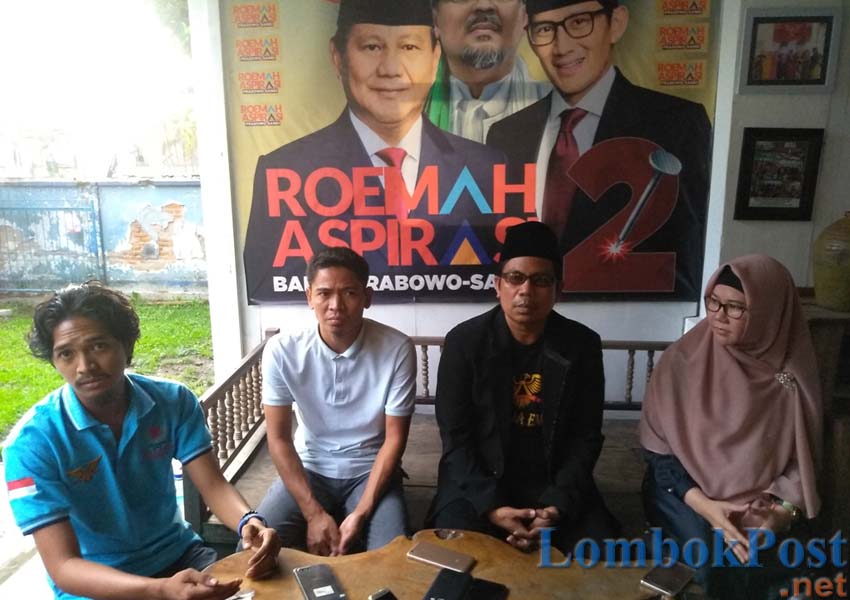 BERI KETERANGAN: Panitia penyelenggara talkshow Haikal Hasan dan Rocky Gerung saat memberi keterangan kepada wartawan, Rabu (6/3).