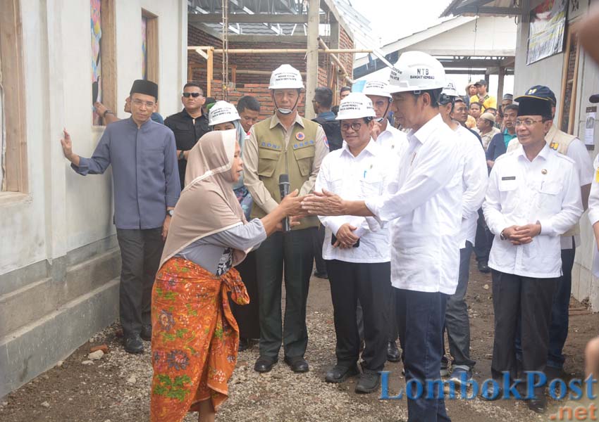 PERIKSA RUMAH: Presiden Joko Widodo memeriksa rumah tahan gempa yang dibangun di Lingkungan Pengempel, Kelurahan Bertais, Kota Mataram, kemarin (22/3).