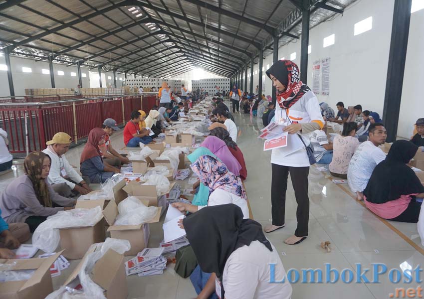 MENGAWASI: Pegawai KPU Lotim terlihat sedang mengawasi ratusan petugas sortir dan pelipatan kertas suara di gedung lantai dua Mini Mall Selong, kemarin (11/3).