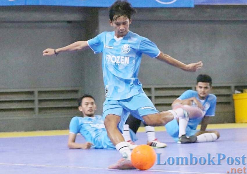 TAK TAMPIL DI PFL: Salah satu pemain Mataram FC melatih shooting pada saat latihan di GOR 17 Desember Mataram, 2018 lalu.