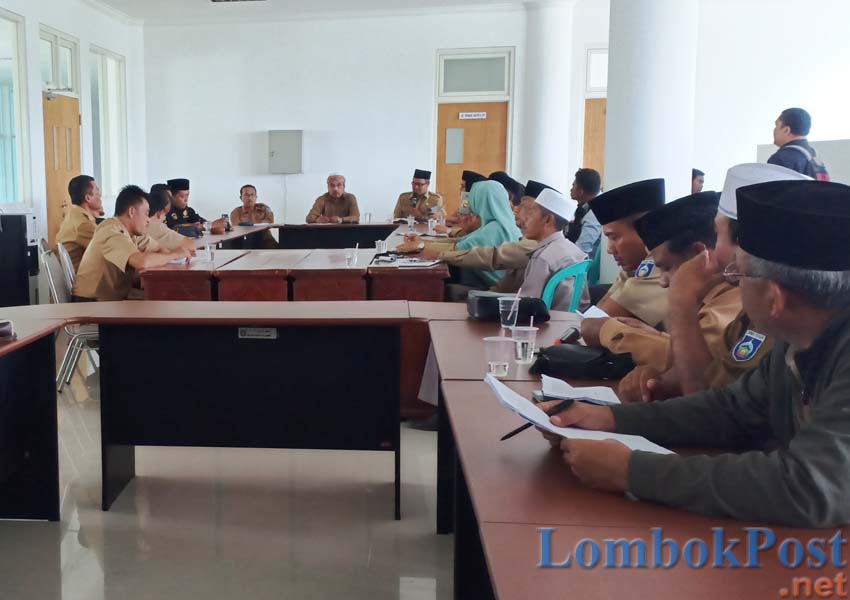 MEMPERMASALAHKAN: Para kepala UPT Disdik Lombok Tengah, saat mempermasalahkan mutasi di gedung dewan, Selasa (19/3).
