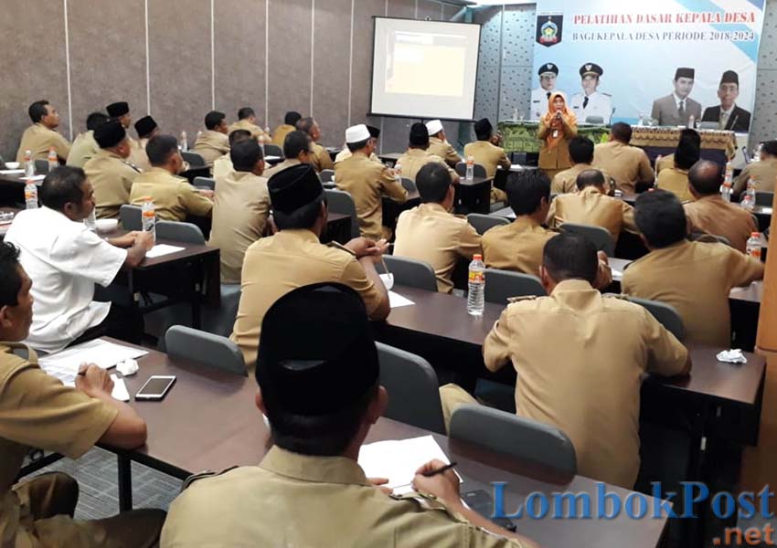 MENJELASKAN: Irban Wilayah IV Inspektorat Lombok Tengah Hj Baiq Sri Damayanti, saat menjelaskan dan memaparkan perihal BUMDes, kemarin (19/3).