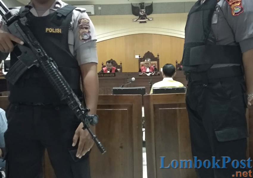 DIPUTUS BERSALAH: Terdakwa Muhir saat mendengar putusan bersalah dalam sidang vonis di Pengadilan Tipikor Mataram, Jumat (1/3).