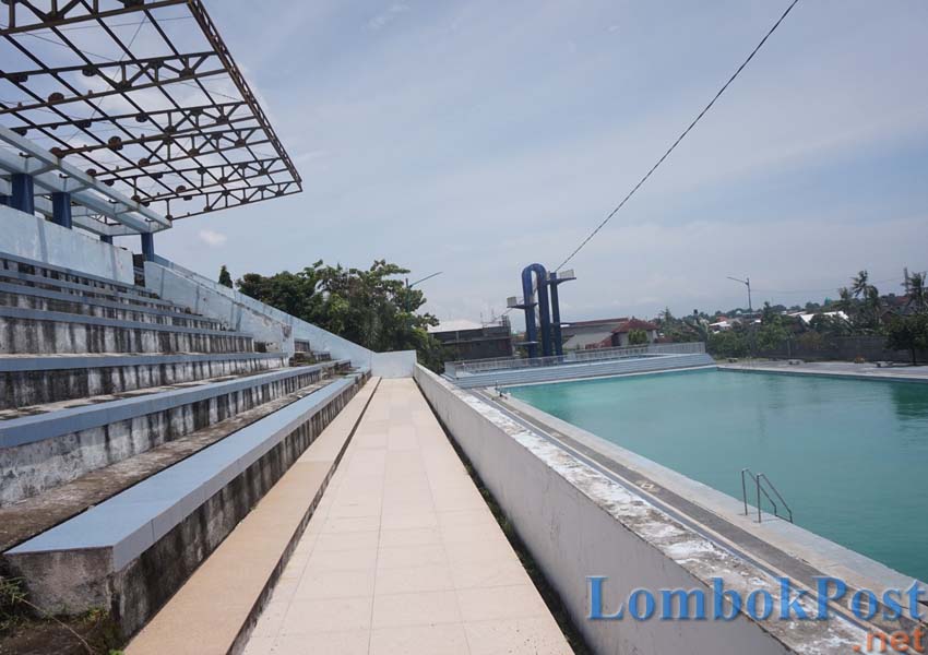 MASIH MANGKRAK: Inilah Mataram Water Park di Taman Udayana yang hingga kini masih mangkrak. Kondisi MWP terlihat tidak terawat meski air kolam renangnya cukup jernih, kemarin (21/3).