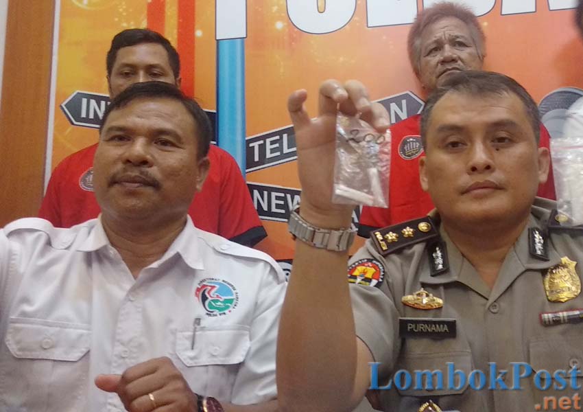 BARANG BUKTI:  Polisi mengamankan dua orang terduga pengedar narkoba dengan barang bukti lima butir ekstasi dan 12 poket sabu, kemarin (28/2).