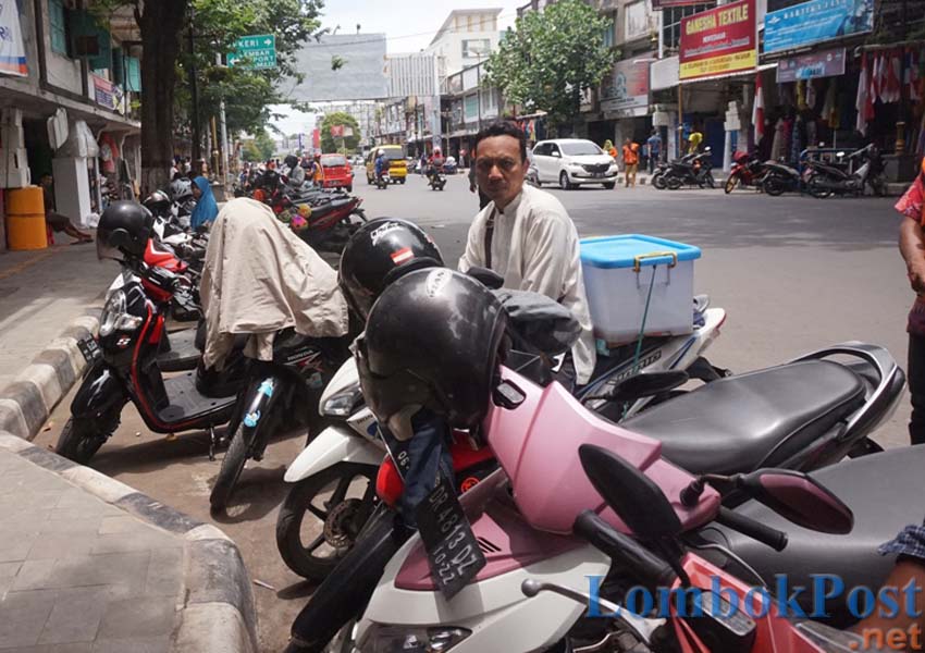 LAHAN POTENSIAL: Inilah salah satu lahan parkir di pasar Cakranegara yang cukup potensial. Tidak menutup kemungkinan jika dikelola dengan baik retribusi parkir akan mencapai target.