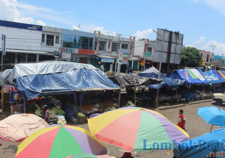 JUALAN DIPARKIRAN: Beginilah kondisi Pasar Kebon Roek, kemarin (22/3). Tampak puluhan pedagang masih memilih bertahan untuk berjualan di halaman parkir karena kondisi gedung pasar yang sangat memprihatinkan.