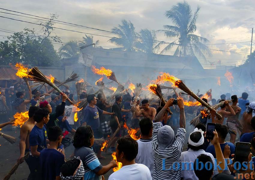 PERANG API: Umat Hindu di Cakranegara, Kota Mataram saling serang menggunakan api, dalam tradisi perang api jelang perayaan Nyepi, Rabu (6/3).