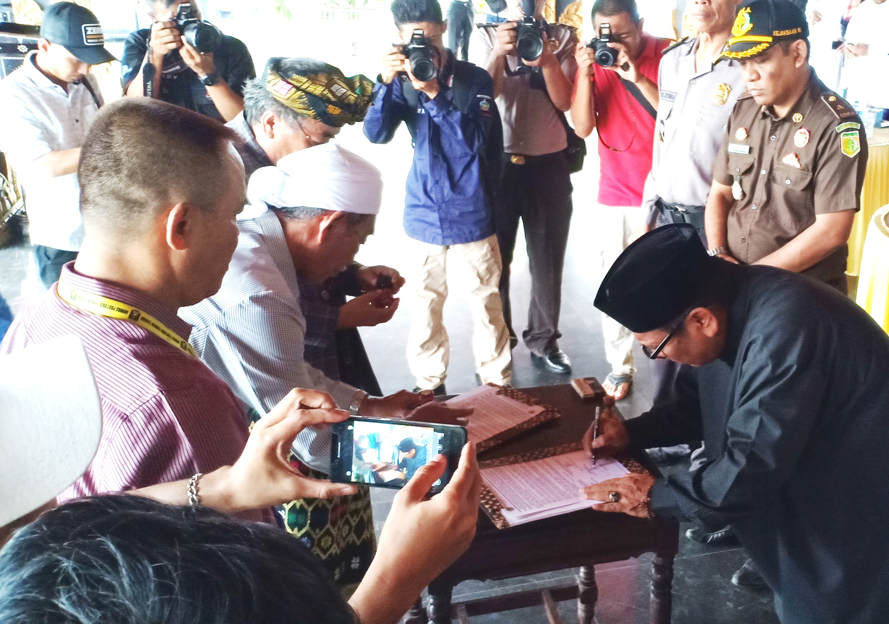 PERNYATAAN SIKAP: Bupati HM Suhaili FT, saat menandatangani pernyataan sikap MUI dan FKUB Lombok Tengah, di Bencingah Alun-Alun Tastura, Praya, Jumat sore (22/3).