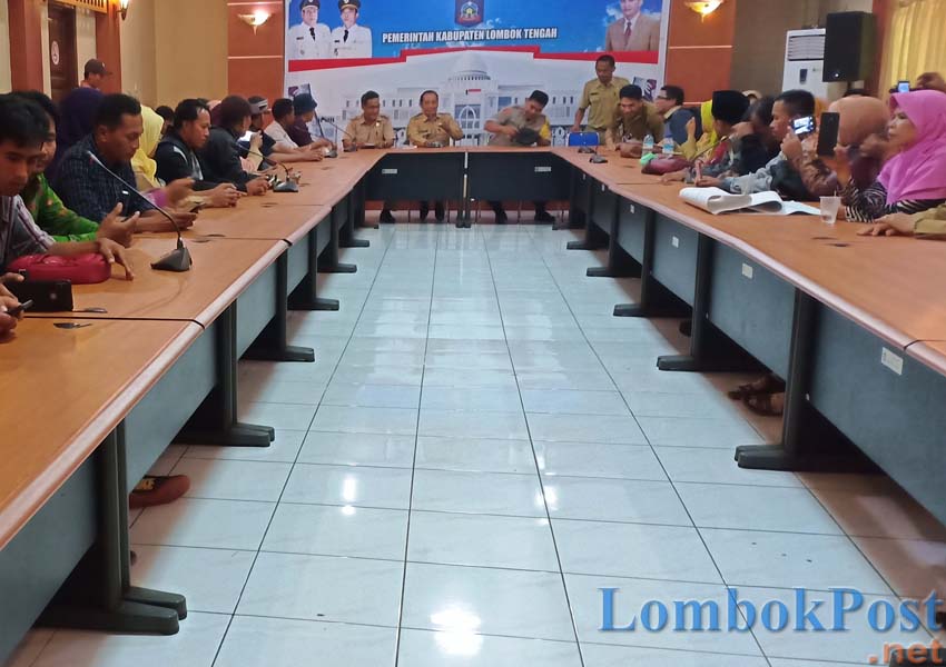 POTRET EKS K2: Para honorer eks K2 di Lombok Tengah, saat datang mengadu di kantor bupati, Senin (4/3) lalu.