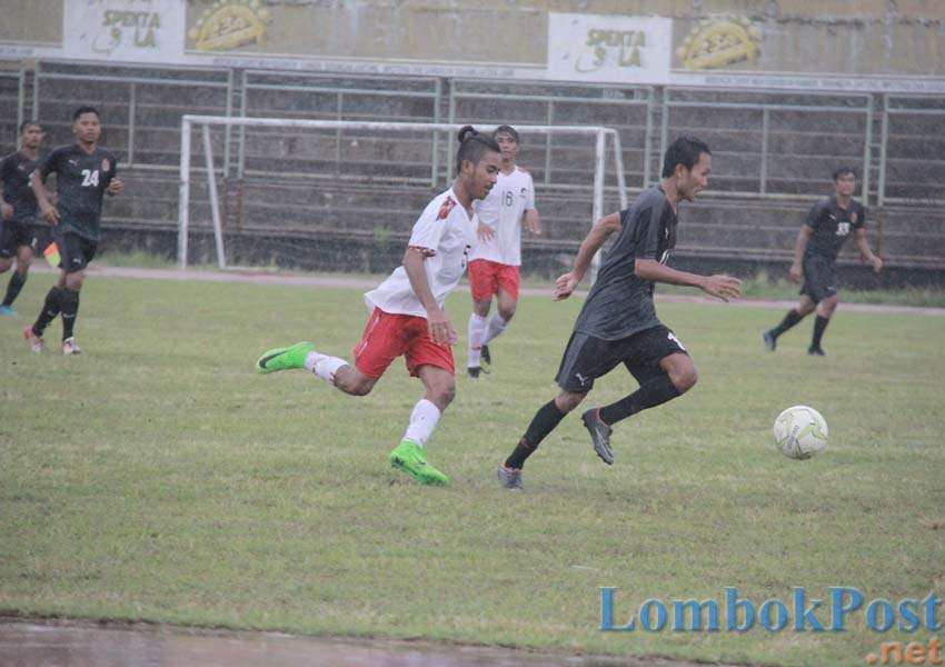 BUTUH STADION BERSTANDAR: Seorang pemain Redwood FC menggiring bola pada saat latihan di GOR 17 Desember Mataram, pekan lalu.