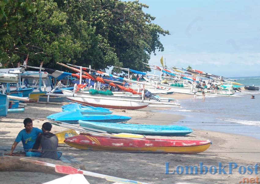 PADATI PANTAI: Sejumlah perahu milik nelayan Ampenan Kota Mataram terlihat memadati kawasan Pantai Senggigi, belum lama ini.