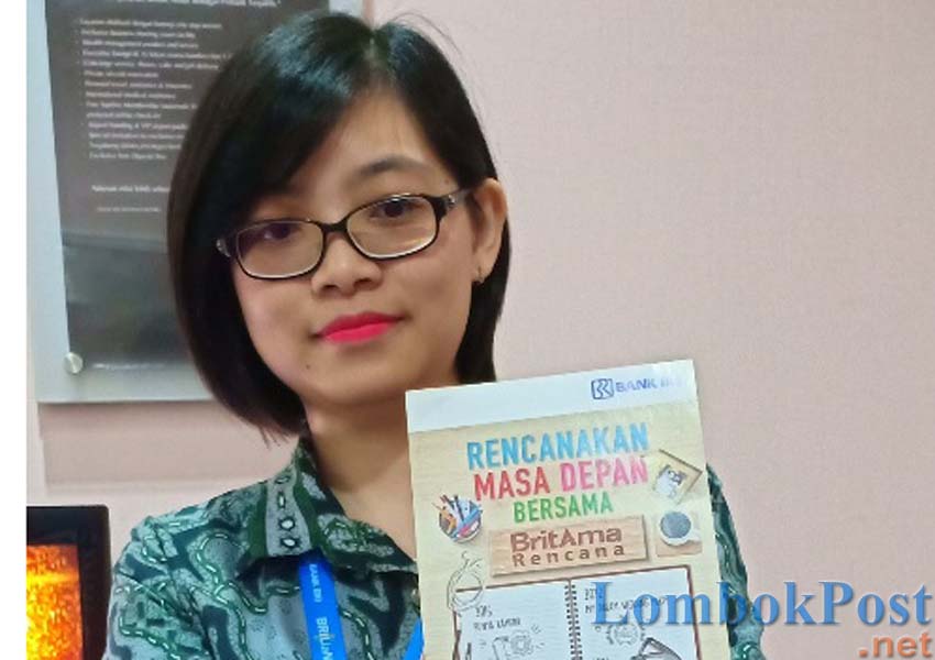 PAMERKAN PRODUK: Salah seorang karyawan tengah memamerkan brosur produk Bank BRI, belum lama ini.