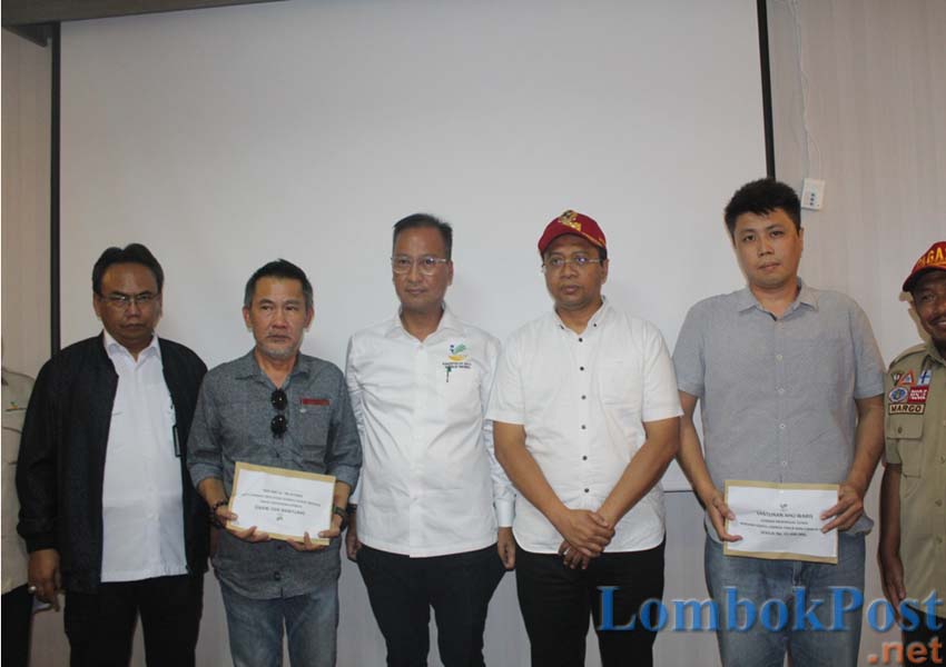 PEMERINTAH BERI SANTUNAN: Mensos RI Agus Gumiwang Kartasasmita didampingi Gubernur NTB H Zulkieflimansyah memberikan bantuan santunan kepada ahli waris dua keluarga korban gempa bumi yang meninggal dunia di RSUP NTB, kemarin (18/3).
