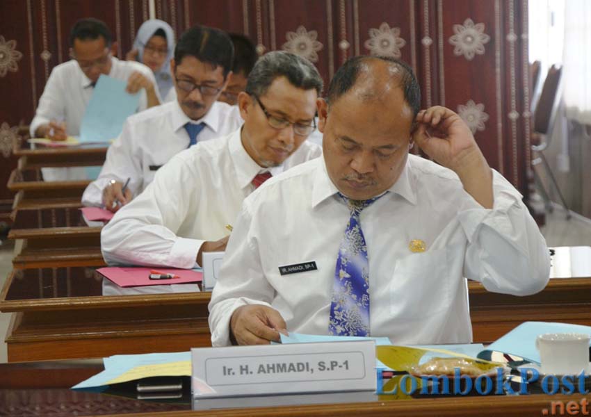 PUSING: Para peserta berusaha menjawab soal tes tulis dalam seleksi terbuka Pansel Pemprov NTB di aula Bappenda NTB, kemarin