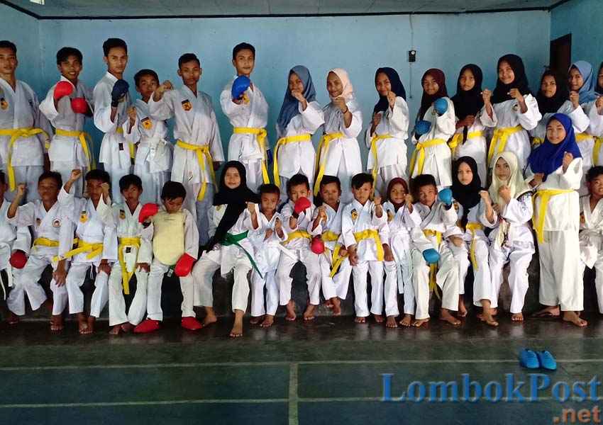 SIAP BERTANDING: Para atlet Inkai Lombok Tengah ini, siap bertanding dalam kejuaraan Inkai Kota Mataram Cup II se NTB, kemarin (10/3).