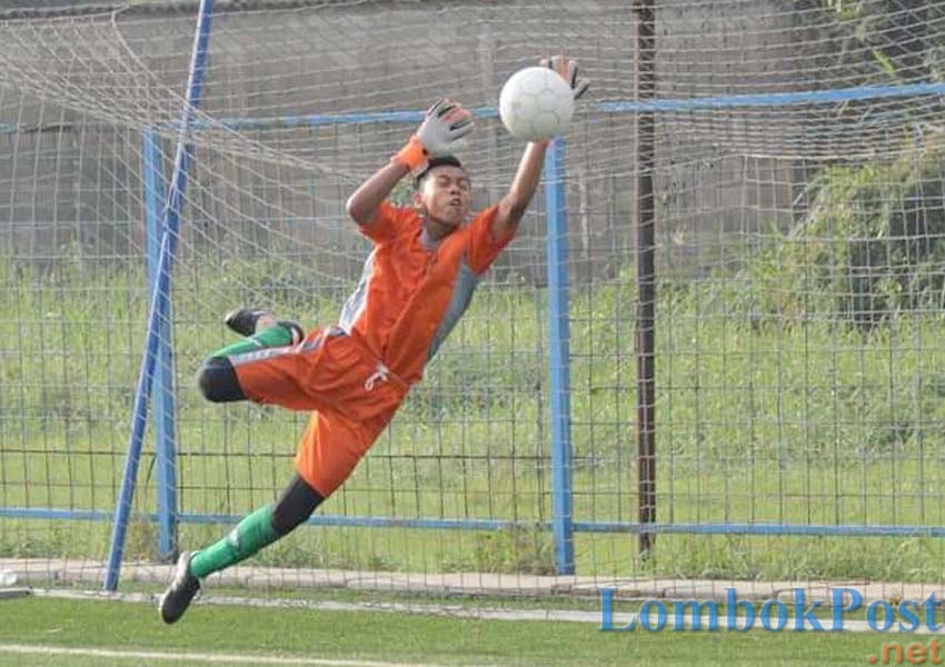DIPANGGIL SELEKSI TIMNAS: Kiper Neo Selaparang  Raka Octa Bernanda menepis tendangan saat latihan, beberapa waktu lalu. Raka dipanggil mengikuti seleksi timnas pelajar U-15.