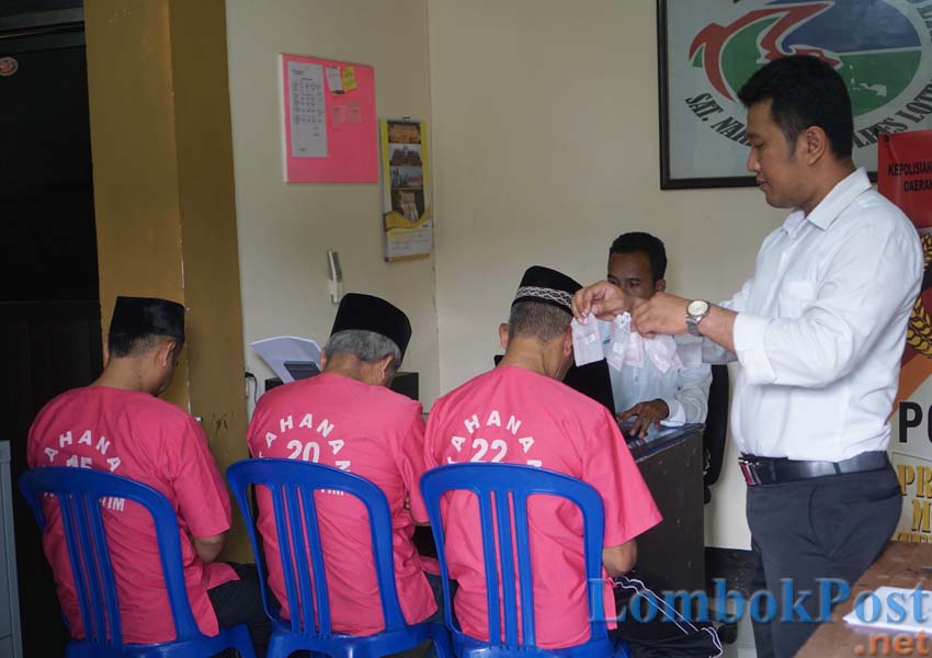 PENYABU: Penyidik Satresnarkoba Polres Lotim sedang memegang barang bukti narkotika jenis sabu yang digunakan oleh oknum ASN di ruang Satresnarkoba Polres Lotim, Rabu