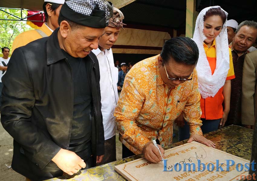 TANDA TANGAN: Ketua Umum PPK Kosgoro 1957 Agung Laksono menandatangani prasasti pembangunan Pura Pemaksaan di Dusun Tanak Embet, Lombok Barat, Sabtu (9/3).