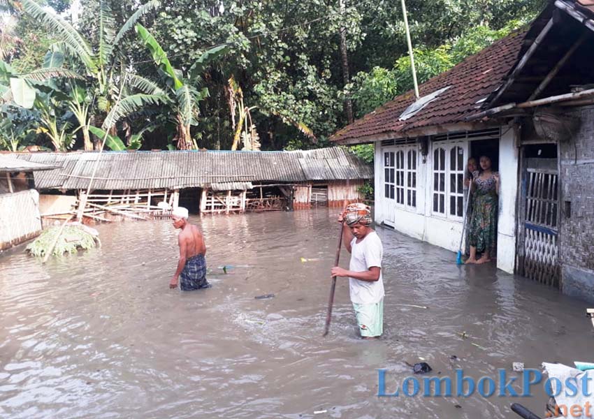 TERGENANG AIR: Rumah-rumah warga di Desa Darek, Praya Barat Daya Lombok Tengah, yang tergenang air, Kamis sore (28/2).