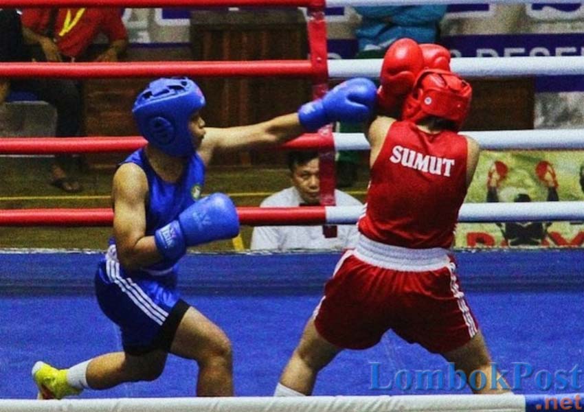 HARAPAN INDONESIA: Petinju putri NTB Huswatun Hasanah (biru) menghantam lawannya pada Kejurnas Tinju di GOR Saburai Bandar Lampung, Desember 2018 lalu.