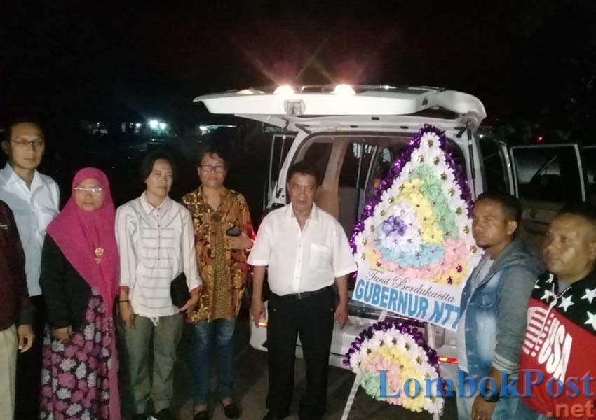 DIPULANGKAN: Kadisnakertrans NTB H Agus Patria (tiga dari kanan) saat menyerahkan jenazah TKI asal NTT kepada Pemprov NTT, kemarin (1/3).