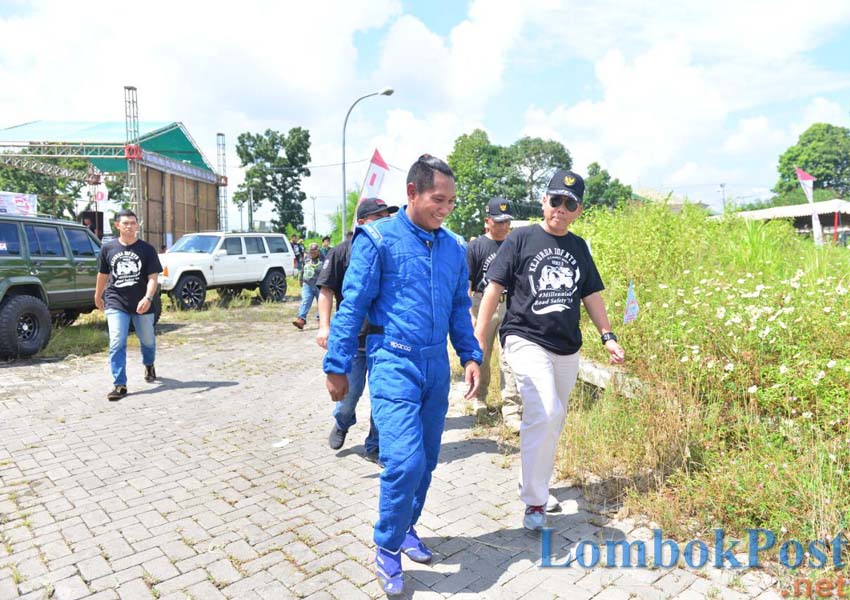 KOMPAK: Ketua Pengda IOF NTB HL Herman Mahaputra dan Kapola NTB Brigjen Pol Achmat Jufri berkeliling di arena off road Gerimak, Lombok Barat, Minggu (3/3).