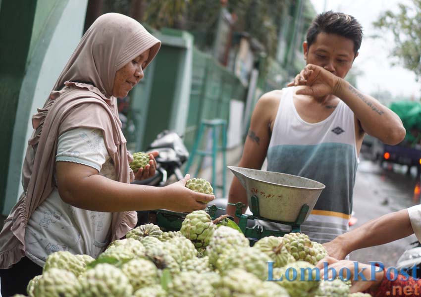 MUSIM SRIKAYA: Pedagang buah srikaya sedang melayani pembeli di perempatan masjid Attaqwa Pancor, Kelurahan Pancor, Kecamatan Selong, kemarin (19/3).
