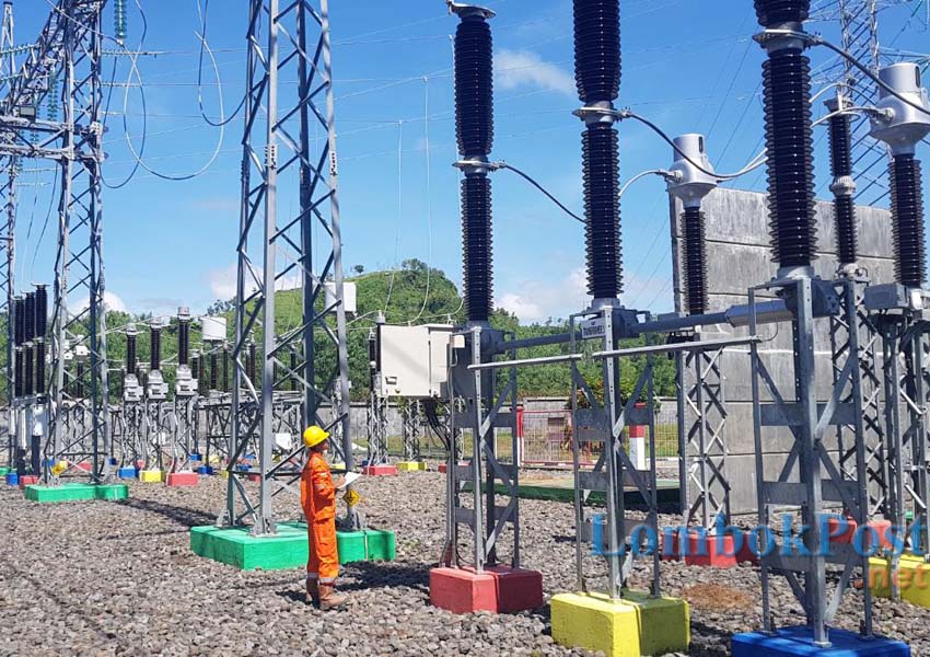 PERBAIKI JARINGAN: Petugas PLN memperbaiki jaringan listrik di Gardu Induk milik PLN di KEK Mandalika, kemarin (28/2).