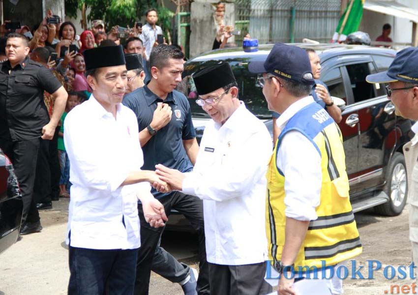 DATANG LAGI: Presiden Joko Widodo bersama Wali Kota Mataram H Ahyar Abduh memantau perkembangan pembangunan rumah tahan gempa di Pengempel Indah, Kota Mataram, kemarin (22/3).