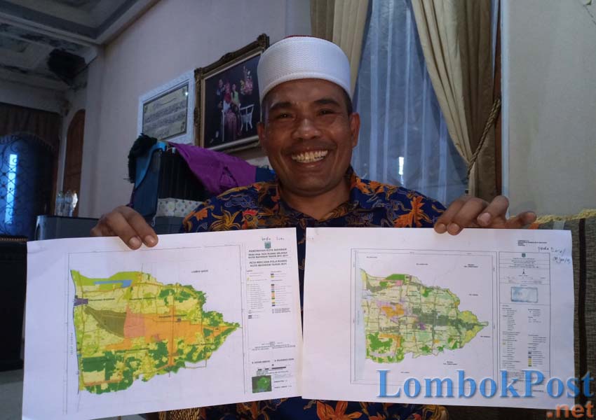 PERUBAHAN PETA: H Ahmad Rusni memperlihatkan peta perubahan LP2B, antara sebelum dan sesudah revisi Perda RTRW diterapkan, kemarin (8/3).