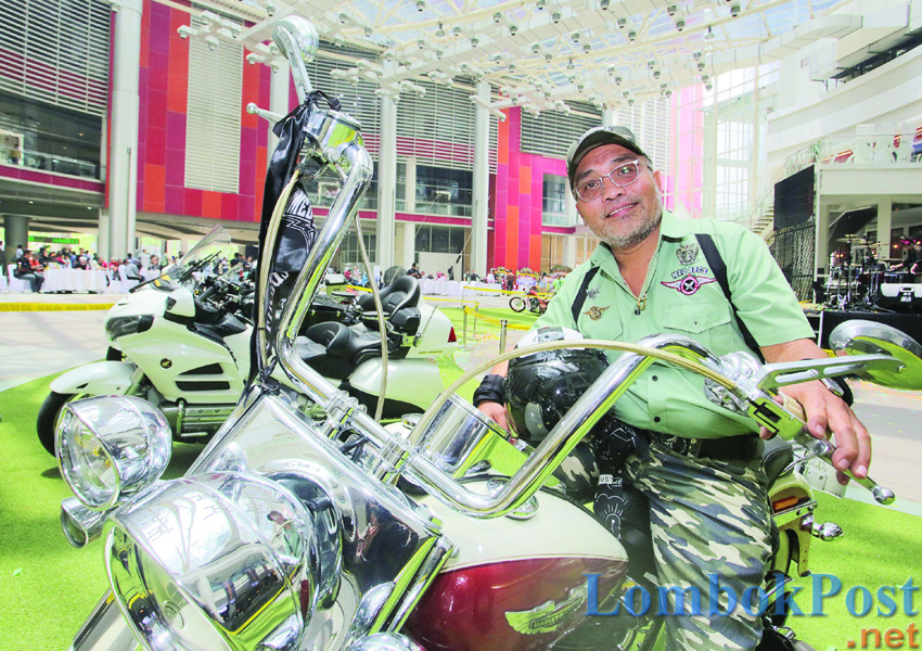 Dokter Radja berpose di motor gedenya disela Ultah Med Docs ke-10 di Epiwalk Jakarta, Minggu (10/3/2019). Med Docs  adalah komunitas pecinta motor gede yang bergerak di kegiatan sosial--FOTO  :HANUNG HAMBARA/JAWAPOS