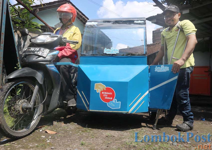 Triyono bersama Sugiyono menggunakan motor modifikasi dari Difa Bike.  Foto: Anisatul Umah/Jawa Pos