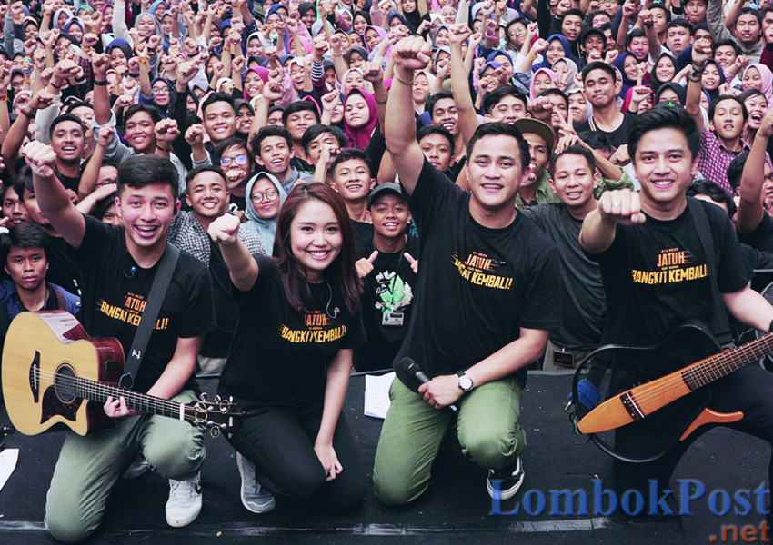 UNTUK SESAMA: Para personel HIVI! Berpose dengan latar belakang para siswa SMA Al Azhar Mandiri, Palu.   HIVI! FOR JAWA POS