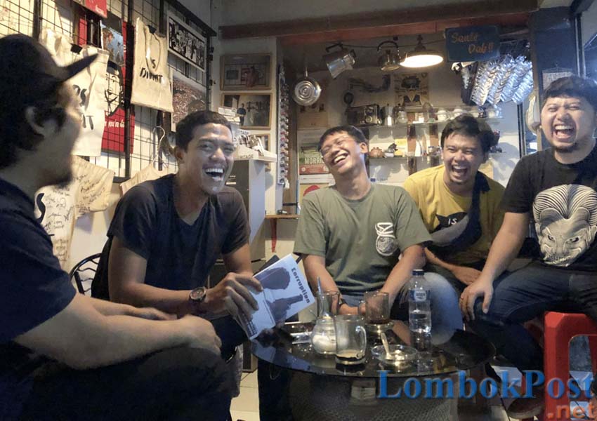 Wibisono (2kiri) dan Fitra Sujawoto (3kiri) di Los Tjihapit pasar Cihapit Bandung, gerai kopi di tengah Pasar Cihapit, Bandung, memberi kebebasan pengunjungnya untuk berdiskusi tentang segala hal. -FOTO : AGUS DWI PRASETYO/JAWAPOS