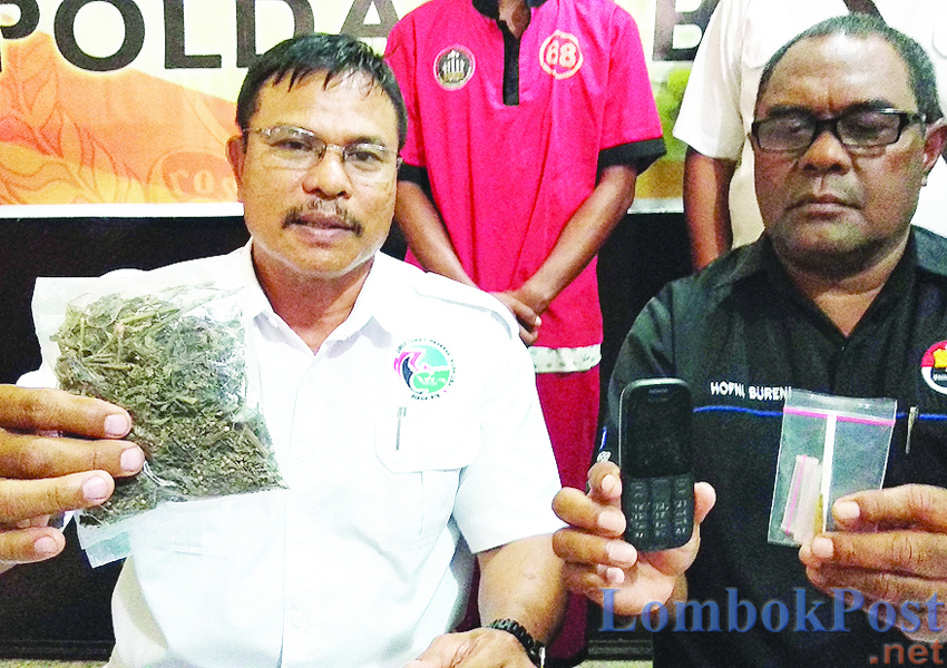 BARANG HARAM: Kasubdit II Ditresnarkoba Polda NTB AKBP I Komang Satra menunjukkan barang bukti berupa ganja seberat 26,89 gram yang diduga milik tersangka berinisial SM, kemarin (5/3).