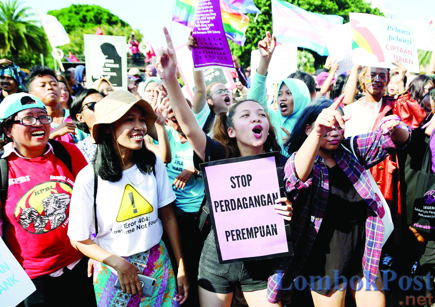 Aktivis Perempuan dari berbagai organisasi melakukan seruan aksi Hari Perempuan International 2019 di depan Istana Negara, Jakarta, Jumat (8/3/19). Gerakan bersama perempuan ini menuntut ruang hidup yang demokratis, sejahtera, setara dan bebas kekerasan.