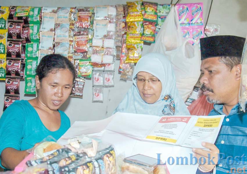 IKUT BERKAMPANYE: Ketua Bidang Perempuan dan Ketahanan Keluarga DPW PKS NTB Hj Wahidah (tengah)  mendampingi suami H Johan Rosihan (kiri) berkampanye menemui warga di Sumbawa, kemarin.
