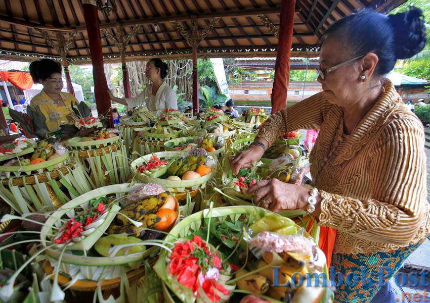 Umat Hindu bersama-sama menyiapkan Banten Sesayut usai upacara Mepepada di Pura Aditya Jaya, Rawamangun, Jakarta, Selasa (5/2/2019). Banten Sesayut disiapkan untuk upacara Tawur Agung. Upacara Mepepada atau penyucian hewan atau binatang adalah upacara mem