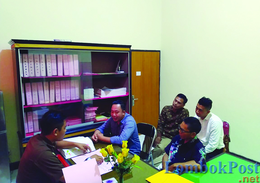 TERIMA PELIMPAHAN: Dua tersangka kasus dugaan korupsi penataan kawasan pusuk sembalun, menjalani proses tahap dua dari penyidik kepolisian ke jaksa penuntut umum di Kejari Mataram, kemarin (19/3).