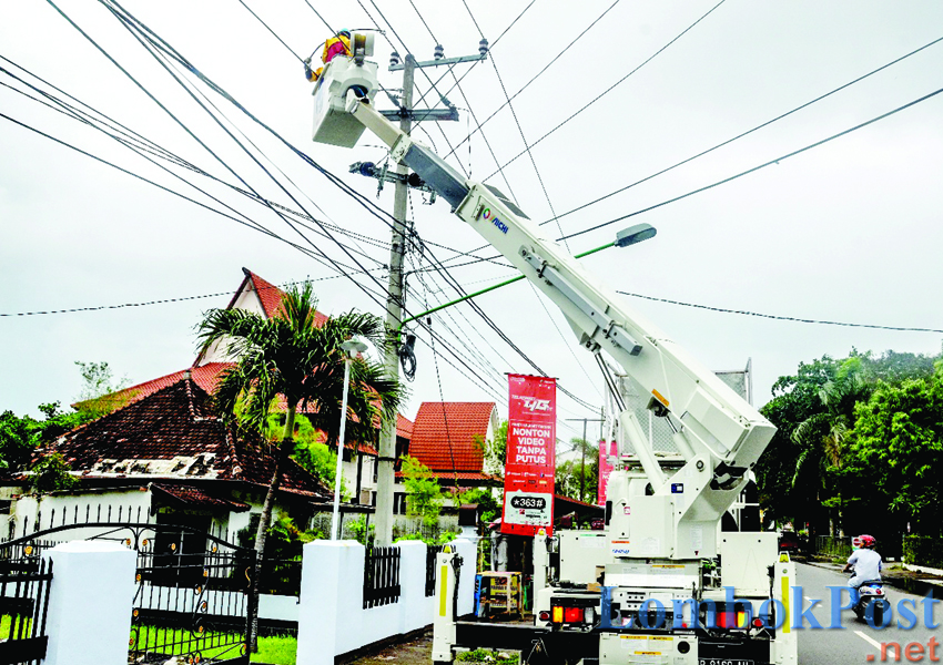 JAGA PASOKAN LISTRIK: Petugas PLN sedang memperbaiki jaringan listrik di Kota Mataram, beberapa waktu lalu.
