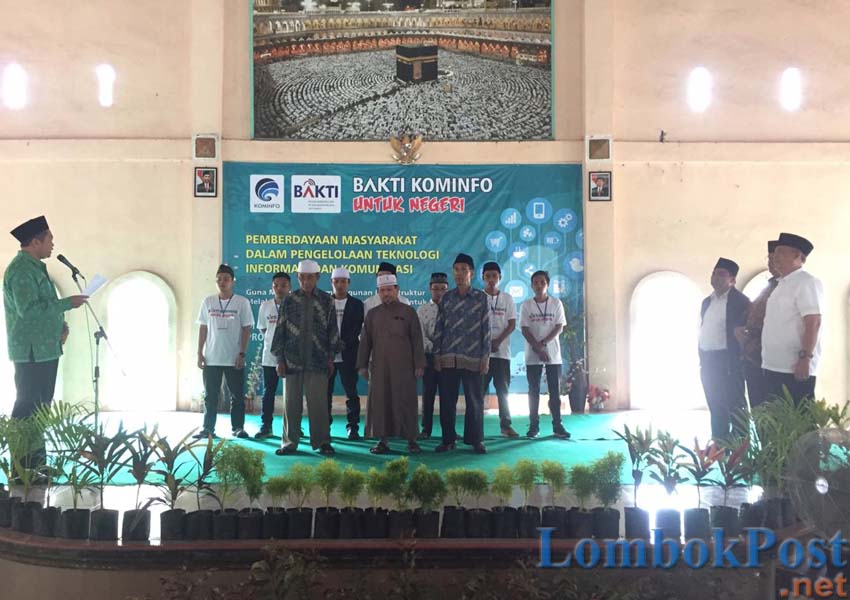 SOSIALISASI: Kegiatan pemberdayaan santri berbasis IT (teknologi dan informasi) diselenggarakan di Pondok Pesantren Raudhatul Azhar Masbagik Timur, Lombok Timur, Rabu (6/3).