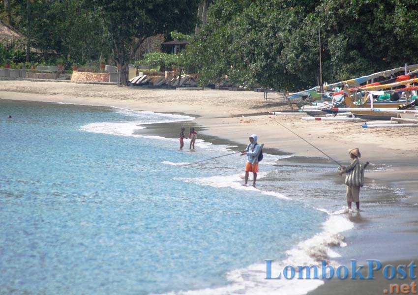 MASIH LESU: Kawasan Pantai Senggigi masih sepi dikunjungi wisatawan Sabtu (2/3) lalu. Pantai ini hanya dipenuhi oleh warga yang datang memancing ikan.