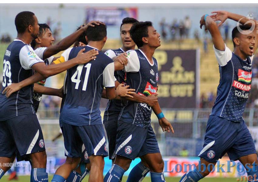KETAT: Pemain Arema FC (kiri) akan menghadapi Persela (kanan) akan saling mengalahkan pada babak penyisihan Grup E Piala Presiden di stadion Kanjuruhan, Kabupaten Malang.