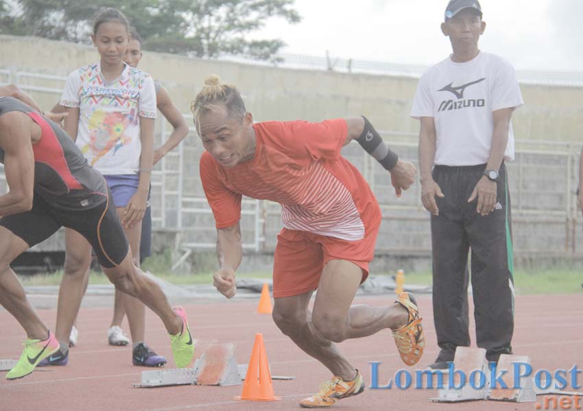 PERSIAPAN: Sprinter NTB Zakaria meningkatkan kemampuannya saat latihan di GOR 17 Desember Mataram, Jumat (22/3) lalu. Dia akan menjadi pengganti Zohri pada nomor lari estafet 4x100 meter di Jatim Open nanti.
